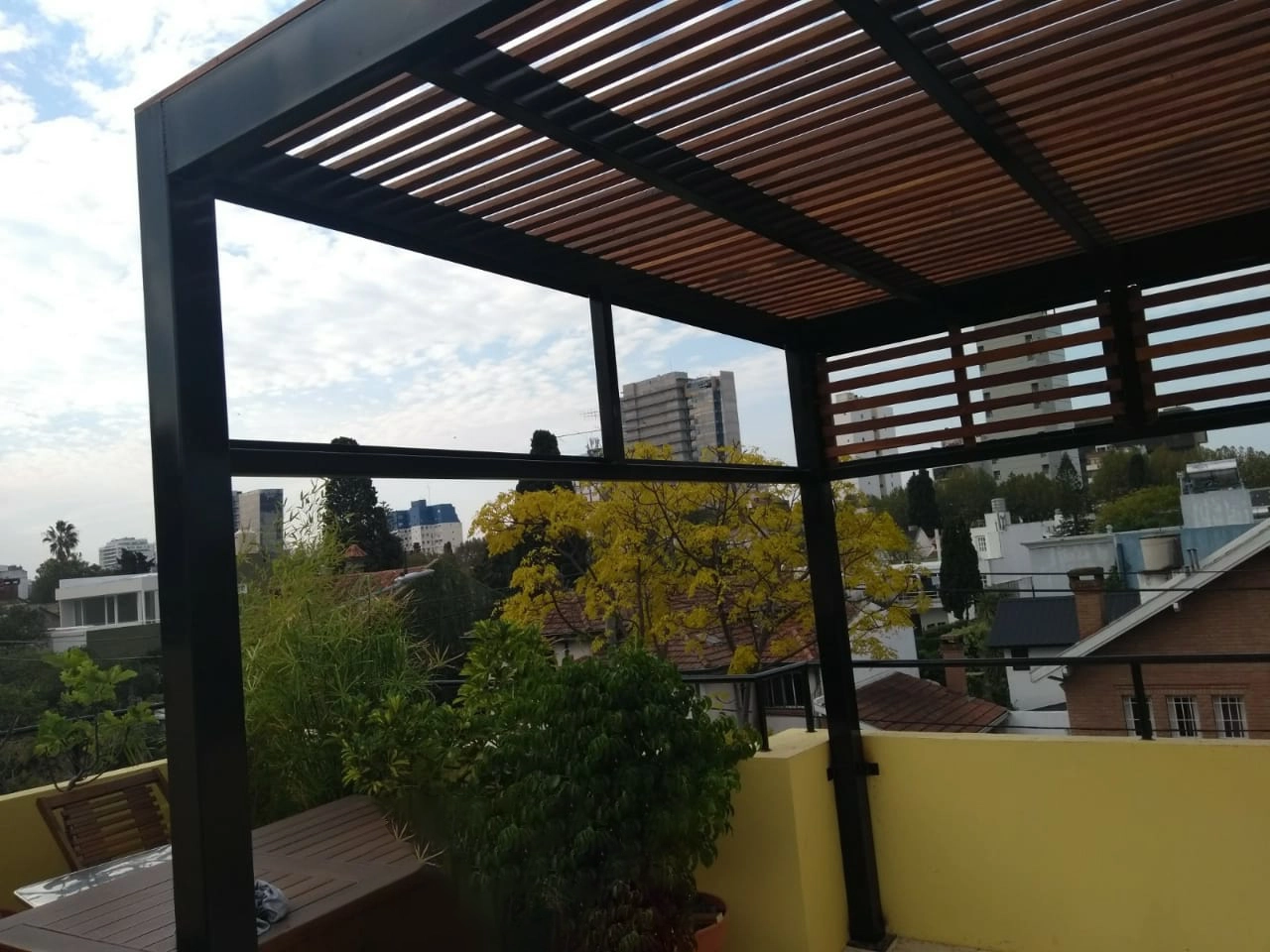 Pérgola de hierro y madera