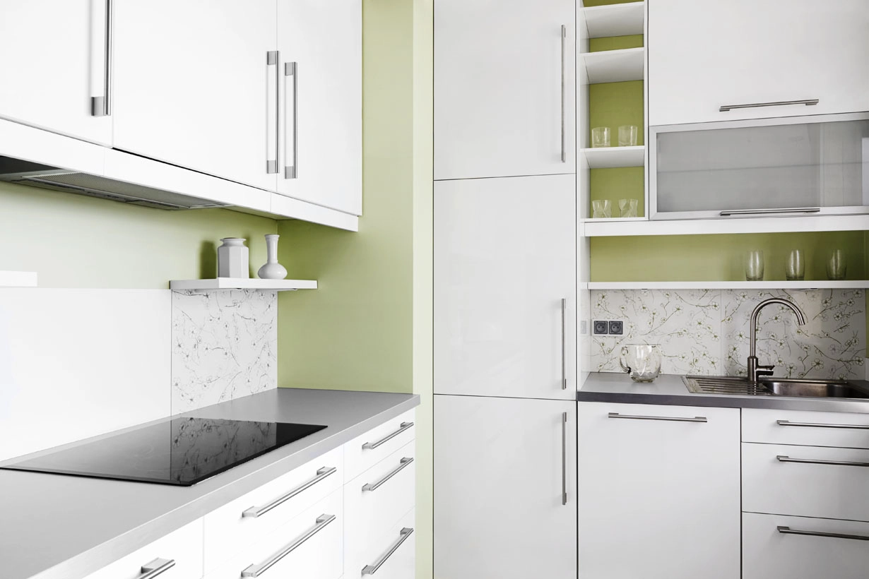 Mueble de cocina melamina blanca con manijas.