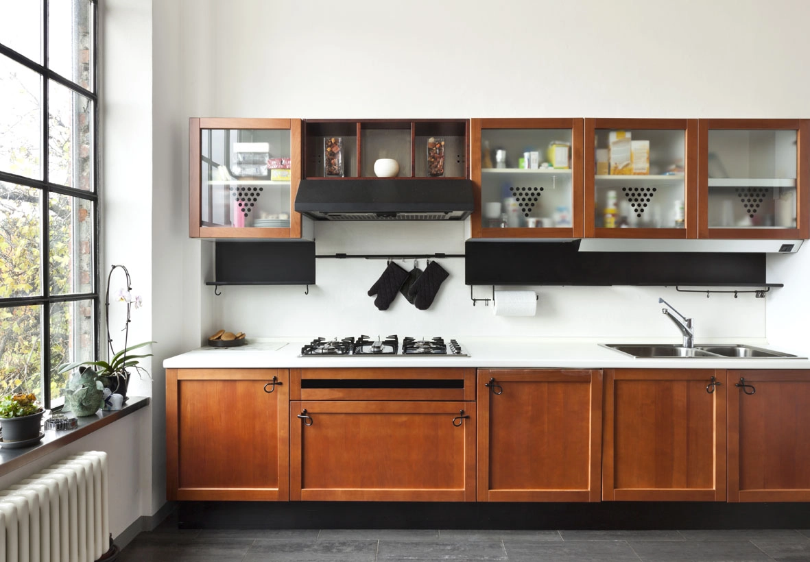 Mueble de cocina puertas tableros en madera natural.